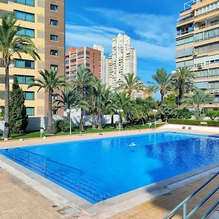Bermudas Con Piscina Y Garaje En Appartamento Benidorm